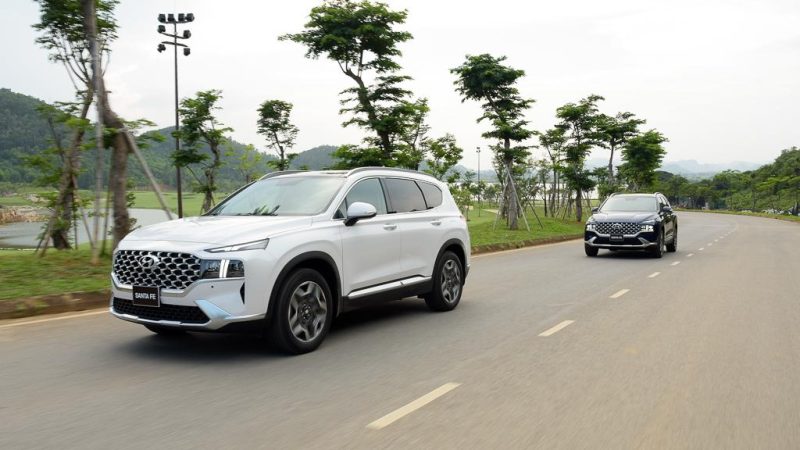  Duy trì khoảng cách an toàn và thường xuyên kiểm tra gương chiếu hậu để phản ứng kịp thời trước mọi tình huống