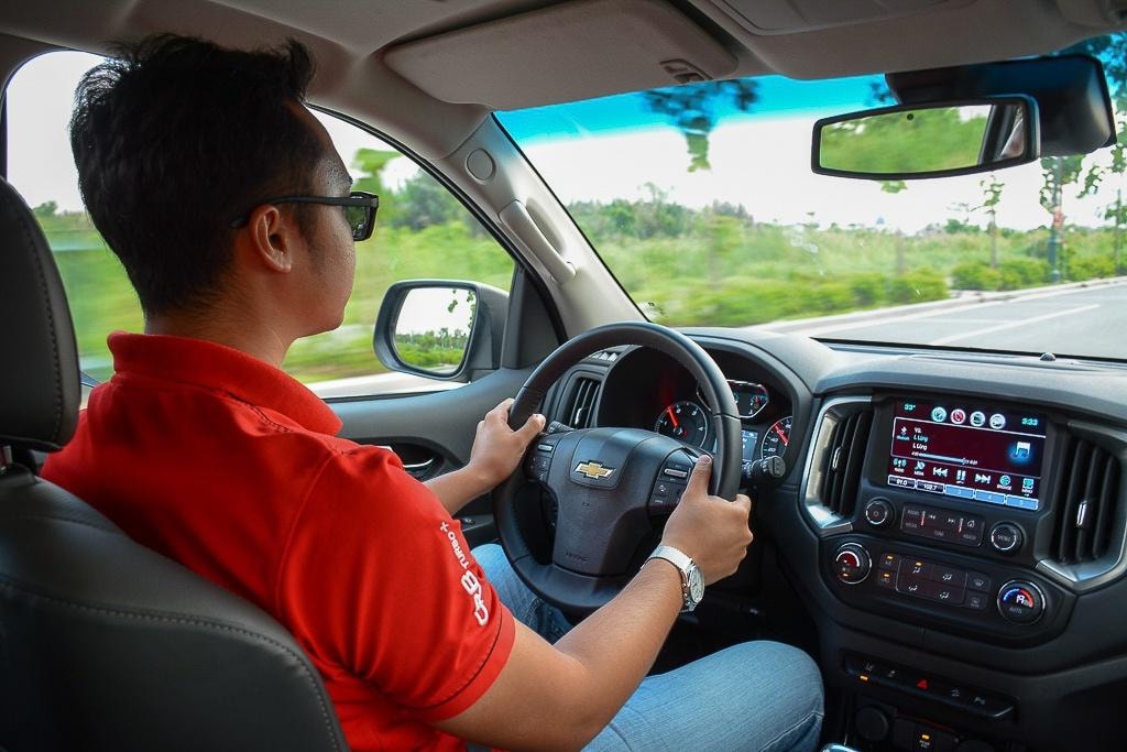 Giảm tốc độ xe khi chuẩn bị vào cua