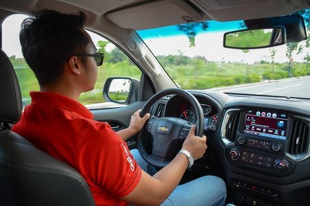 Kỹ thuật vào cua ô tô đúng cách an toàn